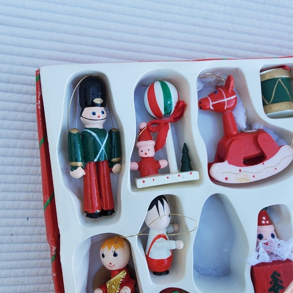 22 Wood Christmas Ornaments In Box 1.5"-3" Vintage Green Red Wooden Holiday - Picture 5 of 10